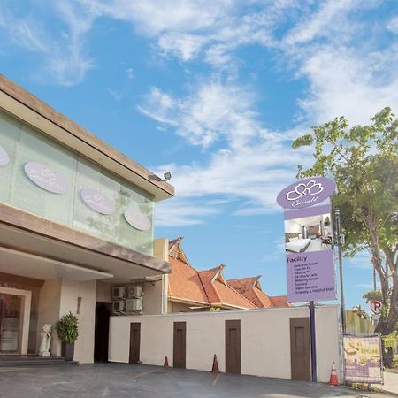 Life Emerald Hotel Surabaya Exterior photo