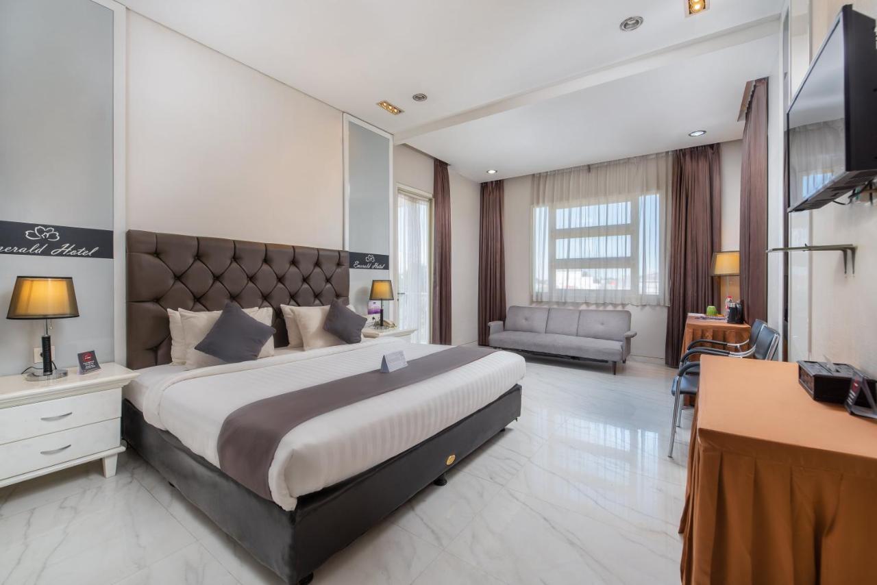 Life Emerald Hotel Surabaya Exterior photo