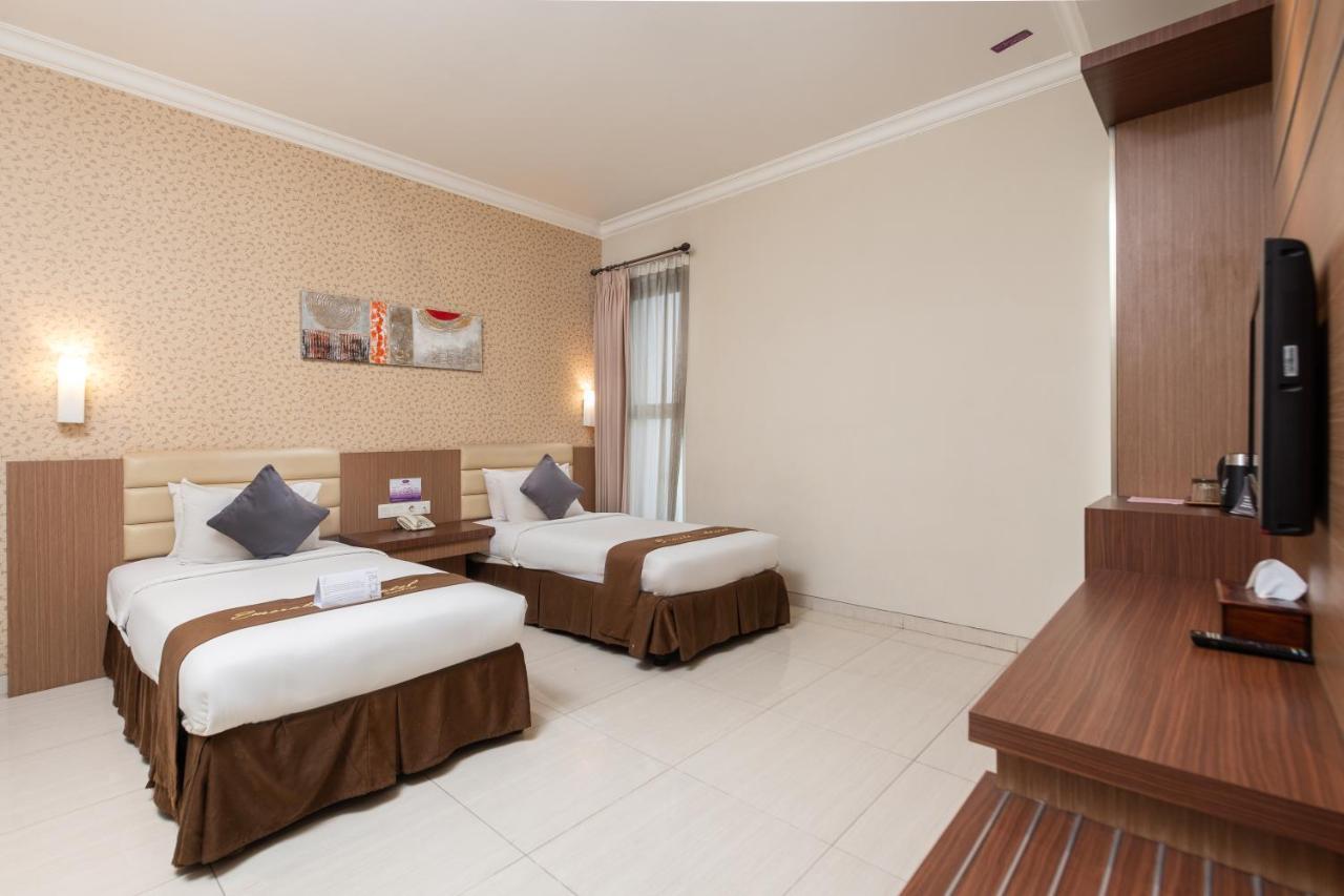 Life Emerald Hotel Surabaya Exterior photo