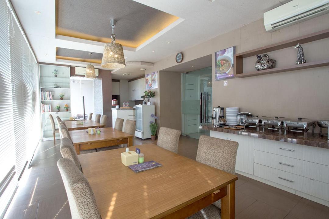 Life Emerald Hotel Surabaya Exterior photo