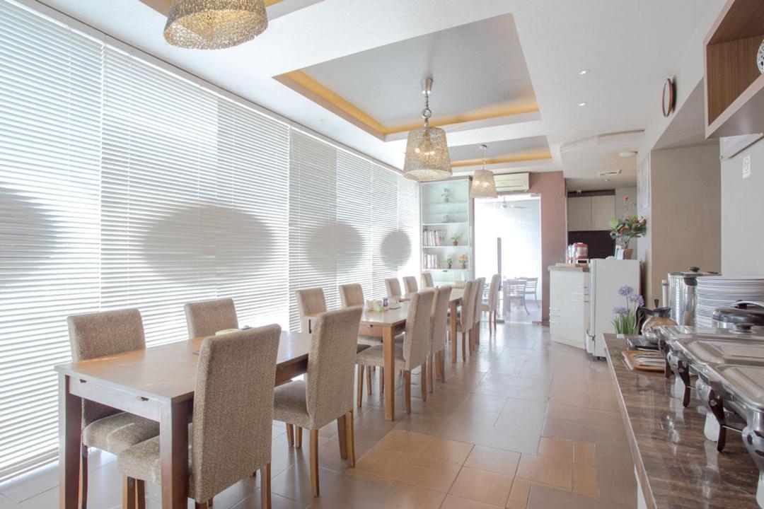 Life Emerald Hotel Surabaya Exterior photo