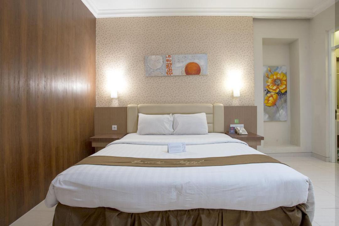 Life Emerald Hotel Surabaya Exterior photo