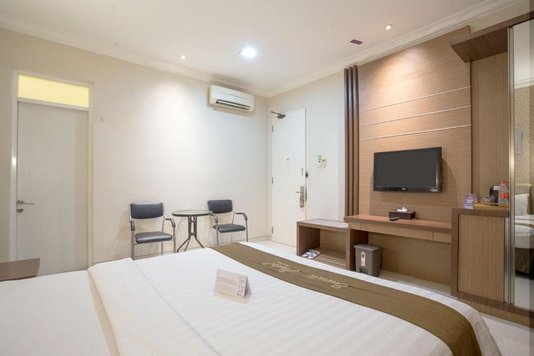 Life Emerald Hotel Surabaya Exterior photo
