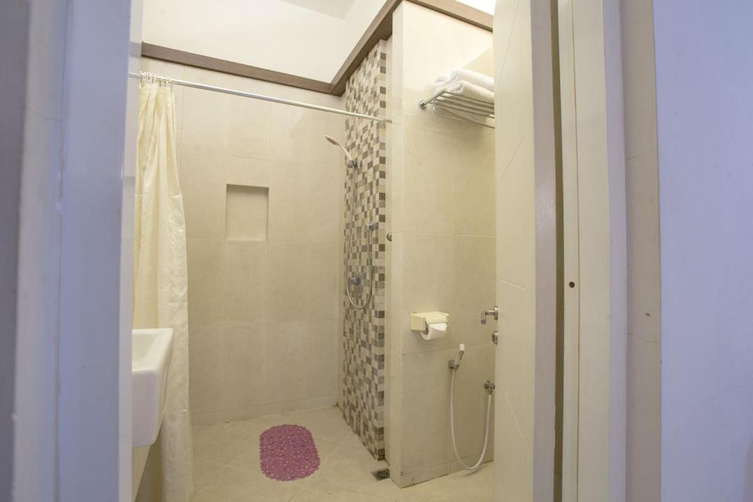 Life Emerald Hotel Surabaya Exterior photo