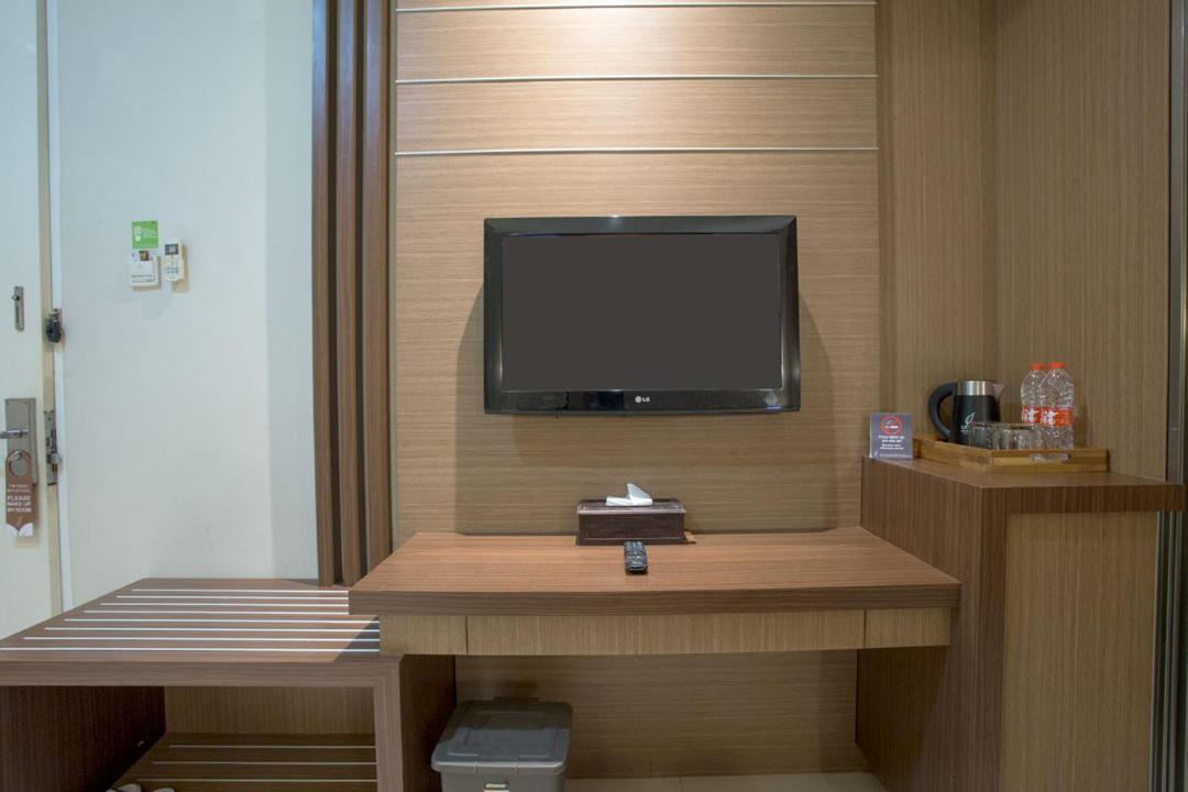 Life Emerald Hotel Surabaya Exterior photo