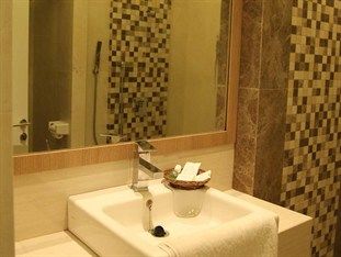 Life Emerald Hotel Surabaya Exterior photo